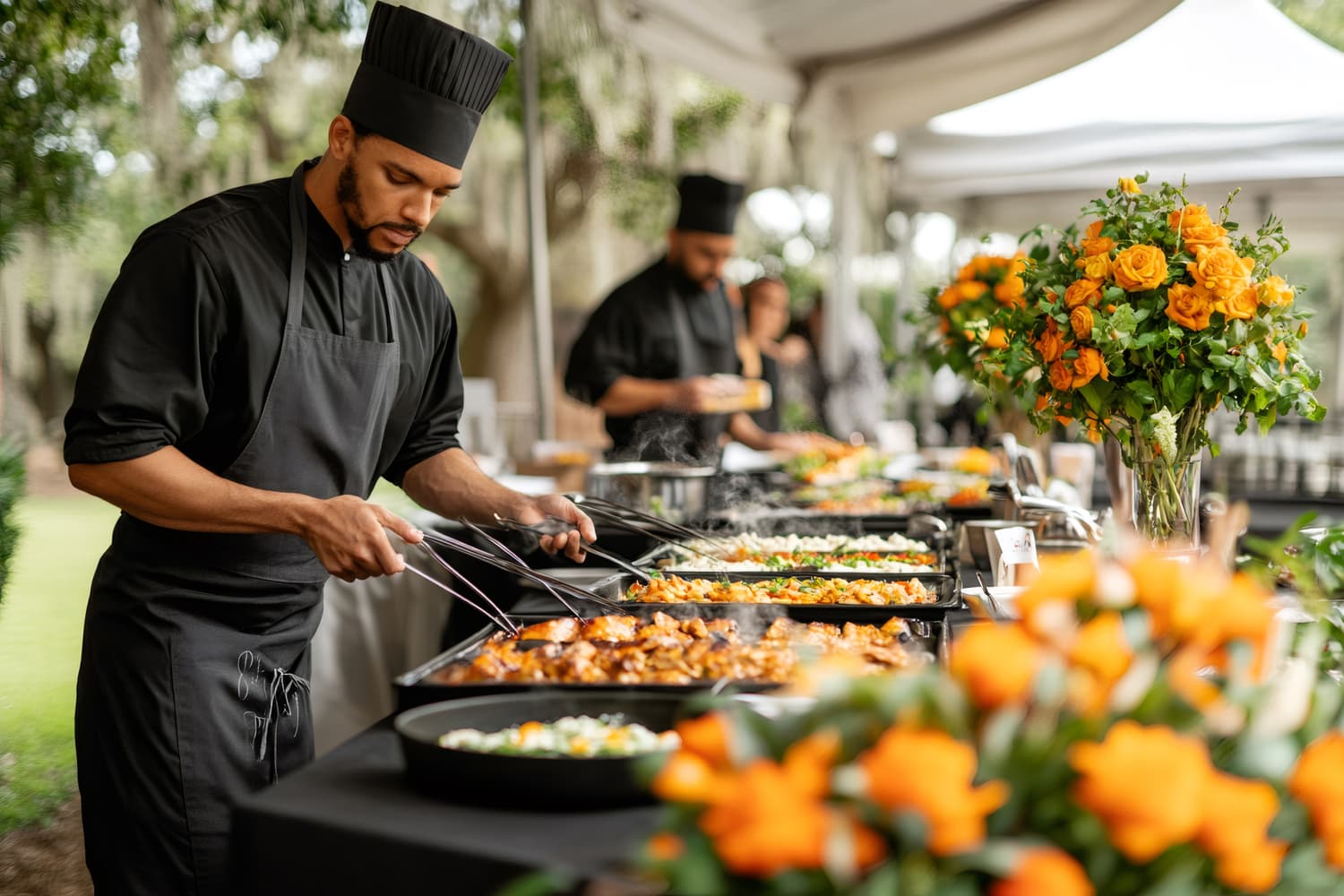 Equipe de catering servindo bandejas em evento